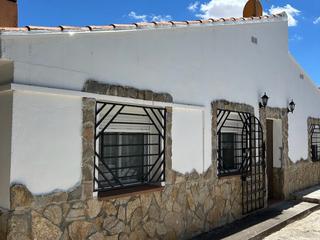 Xalet a Calle tulipán 1. Chalet muy cerquita de madrid para vivir o disfrutar fines de se