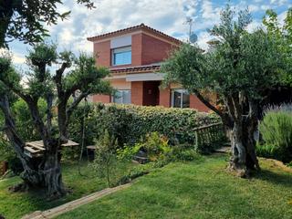 Casa aparellada a Carrer ateneu pi i margall 42. Casa a la bisbal d'empordà