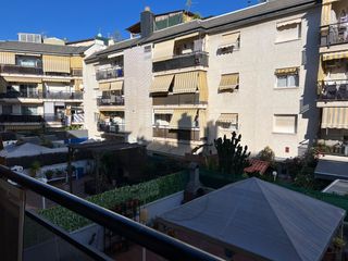 Location Appartement à Av. argentina  24. Piso luminoso con balcón y cuarto de baño reformado