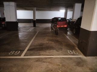 Autoparkplatz in Ronda de santa maria 209. Parking amplio para coche grande.