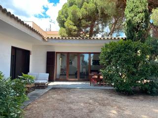 Miete Haus in Carrer josep amat 21. Casa a 50 metres de la platja de sant pol. lloguer de temporada