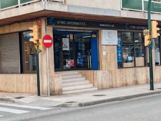Lloguer Local Comercial a L'aigüeta 75. Impresionante local comercial situado en la calle principal de l