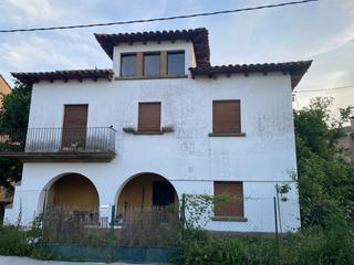 Casa a Onze de setembre 14. Casa amb jardí al centre folgueroles