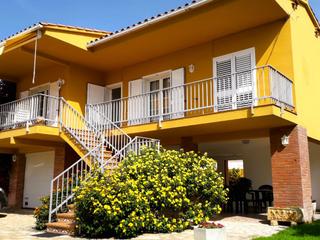Casa en Avinguda riells 1. Exclusiva propiedad en l'escala, a pocos pasos de la playa en la