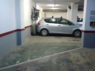 Location Parking voiture à Carrer de ponent 130. Alquilo plaza de coche pequeño o mediano