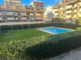 Flat in Narcís monturiol 55. Piso en el centro, con zona comunitaria y piscina
