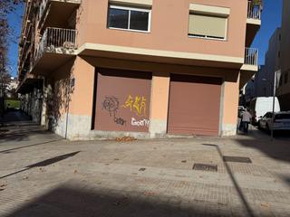 Lloguer Local Comercial a Passatge joan miro 25. Muy soleado y esquinero
