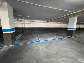 Lloguer Aparcament cotxe a Carrer del forn del vidre 14. Disponemos de plazas de parking para coches grandes y coches peq