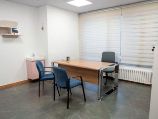 Lloguer Oficina a Arzobispo morcillo 40. Alquiler de consultas en centro sanitario cerca del parque grand