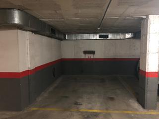 Aparcament cotxe a Emili cabanyes 15. Parking gran cèntric en venta