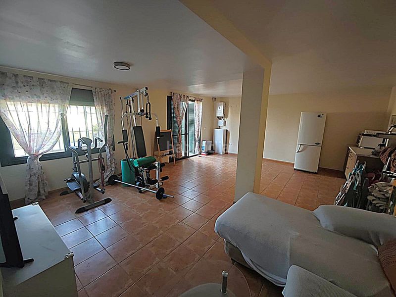 Foto c0bb2d5f-f614-4484-8835-3bfdc8552e49. Casa pareada en urbanización azucena residencial 92 urbanización azucena residencial ¡impresionante casa de 3 plantas ! en Mairena del Alcor
