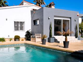 Casa en Carrer montseny 50. Particular vende villa reformada en empuriabrava – barrio montse