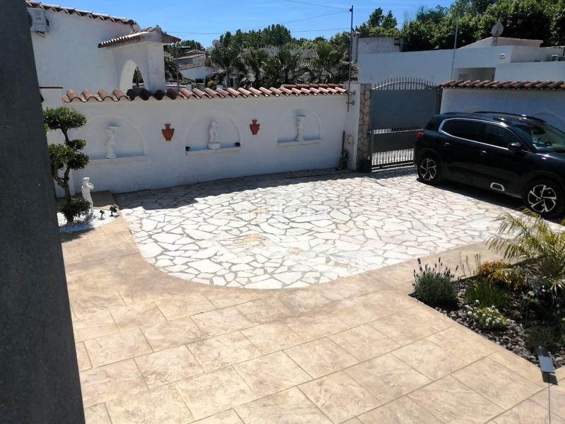 Foto dabd50cf-6104-4a2a-82d1-371f5a0bc83c. Casa en carrer montseny 50 particular vende villa reformada – barrio montseny en Empuriabrava
