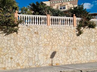 Xalet a Calle afrodita 3. Luminoso chalet de 3 plantas con piscina y vistas al mar en bena