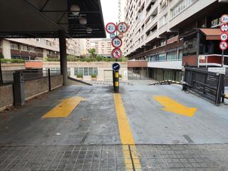 Aparcament cotxe a Tarragona 98. Coche, dos motos y más