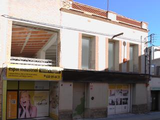 Bâtiment à usage industriel à Carrer tarragona 3. Edificio uso mixto, gran oportunidad para uso residencial o come