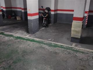 Miete Autoparkplatz in Calle apenins 8. Parquing coche pequeño o motos