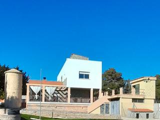 Chalet à Mas mateu 12. Casa unifamiliar de 2 plantas con piscina y campo de futbol en p