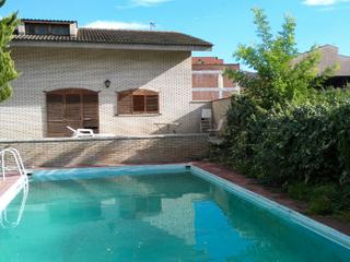 Xalet a Carretera de a vall d'aran 4. Xalet amb jardí i piscina en zona privilegiada a almenar