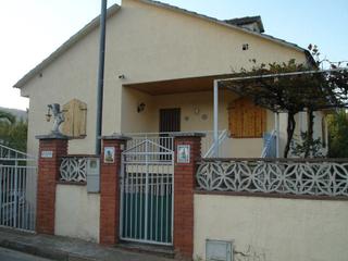 Xalet a Carrer de sant feliu de buixalleu 14. Casa con piscina /precio negociable