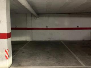 Aparcament cotxe a Riu besos  8. Amplio parking en terrasses del campus