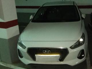 Aparcament cotxe a Mestre marçal 28. Particular vende plaza de garaje para coche nediano o pequeño.