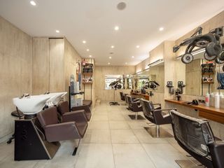 Transfer Business premise in Calle córcega 181. Traspaso de peluquería en funcionamiento en barcelona