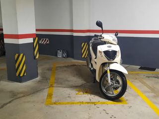 Rent Motorcycle parking in Avinguda de sant narcís 18. Parking moto en plaza compartida de fácil acceso en sant narcís.