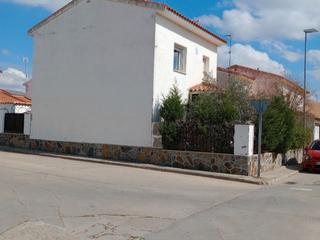 Casa a C/. la pinta 14. Es de esquina pareado solo por el garaje, salida a dos calles, m