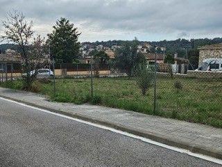 Terreny residencial a Figueres 7. Immillorable terreny de 815 m2 completament pla, que fa cantonad