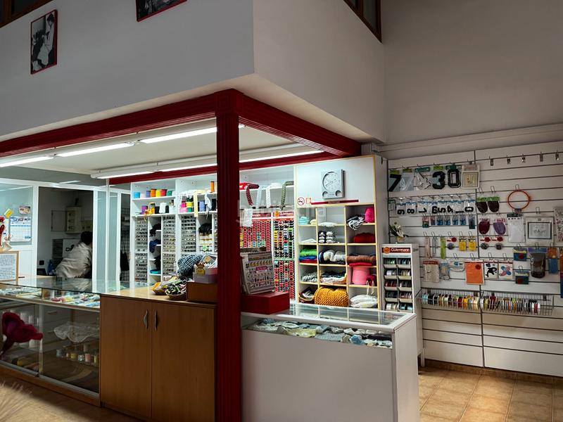 Foto 5b1c21ac-9176-49d7-b63d-98acf6f05a4f. Alquiler local comercial en lleó 36 local dúplex en el centro en Badalona
