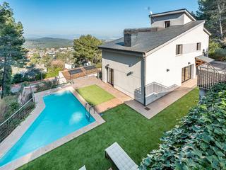 Chalet en Carrer 15 santa mª de la vall 444. Exclusiva vivienda unifamiliar con vistas a montserrat y piscina