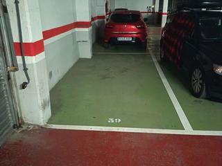 Aparcament cotxe a Avenida constitución  101. Plaza de parquing para coche y moto