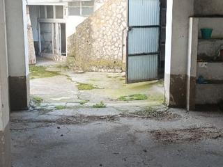 Masia a Centro 2. Se vede casona familiar