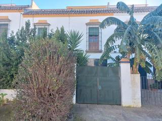 Maison à Calle carretera de brenes 19. Casa unifamiliar en venta en una de las mejores zonas de carmona