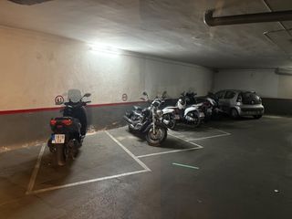 Lloguer Aparcament cotxe a Carrer de joan plans 15. Parking moto/coche pequeño