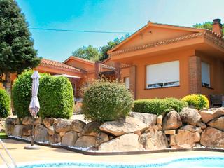 Casa en Carrer montserrat 717. Si estás buscando un lugar tranquilo, soleado y lleno de comodid