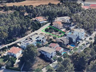 Terreny residencial a Carrer la carinyena 1. Terreno edificable. els cards