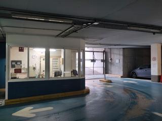 Autoparkplatz in Pasatge amat 2. Plaza mediana de parking privado con vigilancia