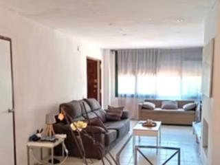 Reihenhaus in Avenida vilanova i la geltrú 1. Casa para famias a tan solo 100 metros de la playa