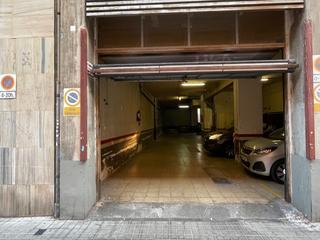Parking coche en Roses 65. Plaza de parking a pie de calle en calle rosés 65 al lado de cal
