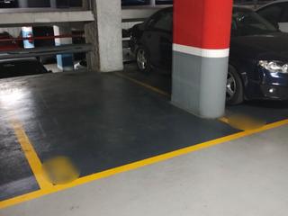 Aparcament cotxe a Plaça guernica 12. Parking coche en collblanc / badal