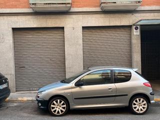 Aparcament cotxe a Almogàvers 3. Plazas de aparcamiento individuales unidas.
