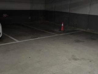 Aparcament cotxe a Sant antoni 33. Plaza de pàrquing zona estación fgc