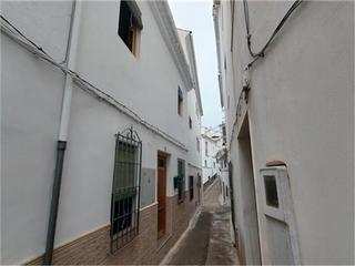 Casa adossada a Calle blas infante 1. ¡oportunidad única! casa adosada totalmente reformada en castill