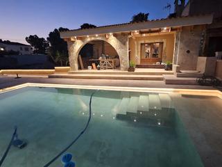Chalet à Avenida de los árboles 2. Este exclusivo chalet con piscina privada y baño con jacuzzi es