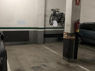 Aparcament cotxe a Pallars 300-400. Plaza parking mismo nivel calle