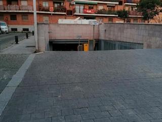 Aparcament cotxe a Plaza olivares 1. Plaza de garaje grande en centro urbano