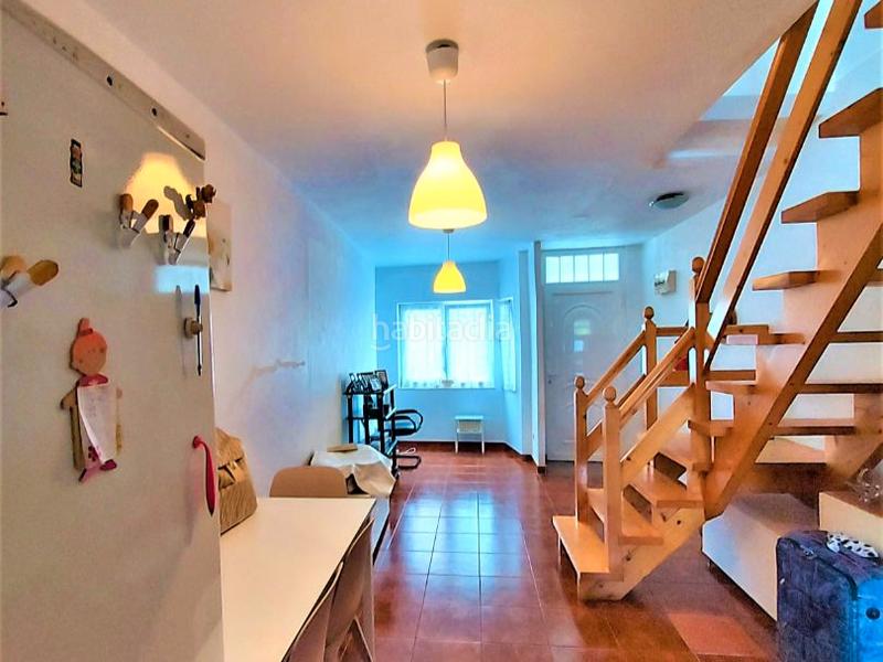 Foto b09d6532-b04a-41b8-be69-89b2bcd0364d. Casa adossada a sixto 15 a Camariñas