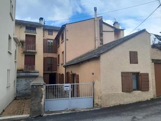 Casa a Rue saint roch  8. Immeuble en centro de osseja